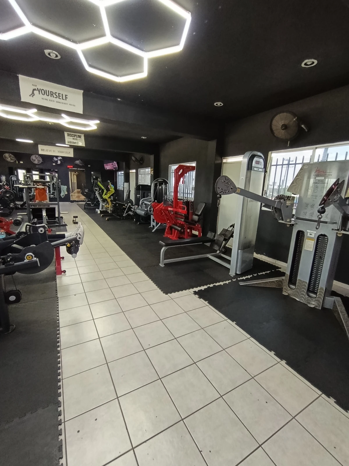 Otra vista de máquinas en Spartan Fitness