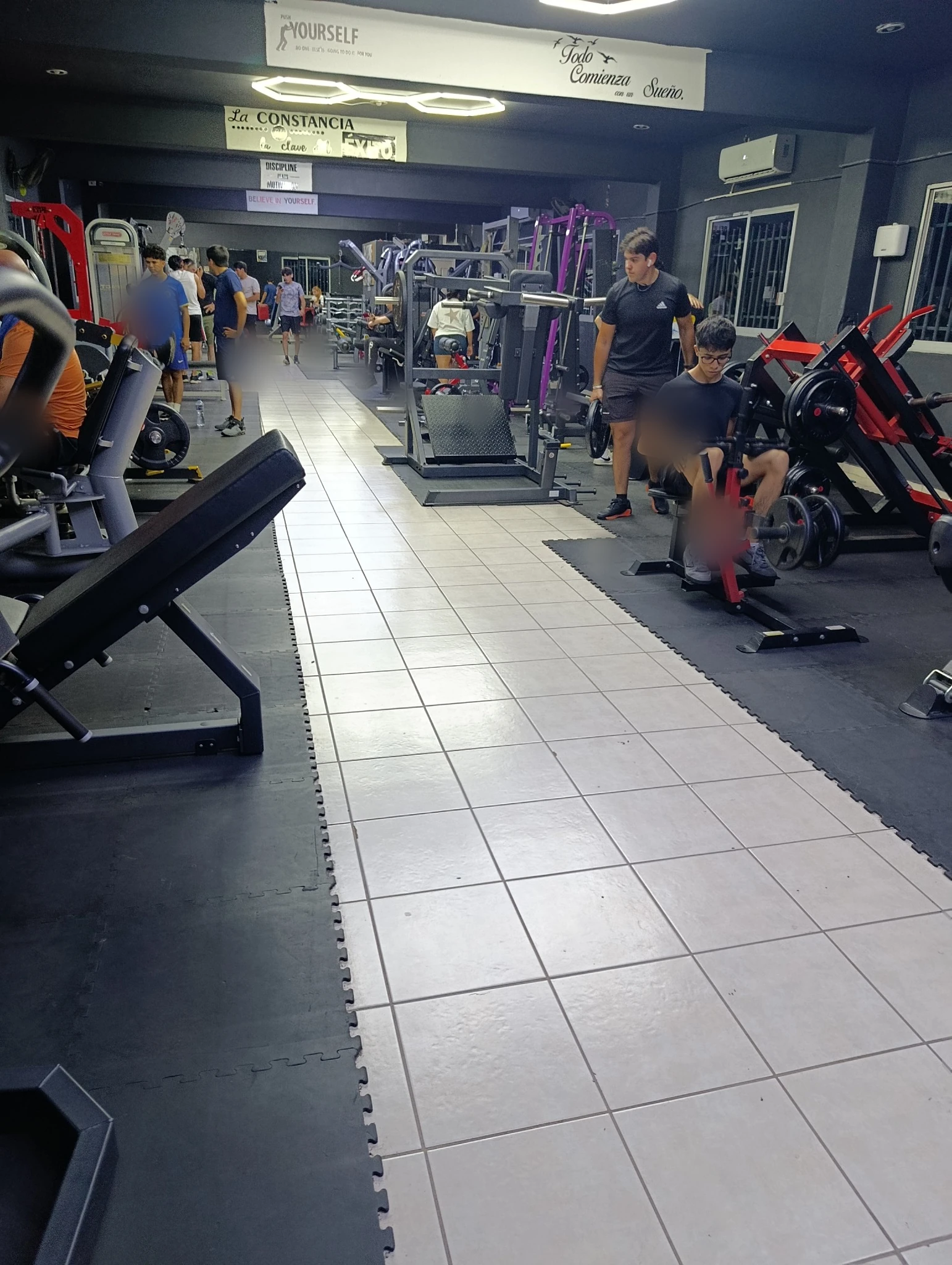 Ambiente interior de Spartan Fitness con rostros difuminados